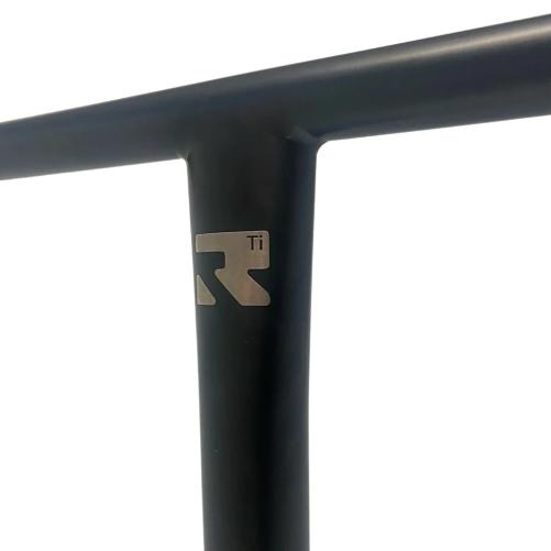 Root Air Titanium T-Bar i sort – letvægts titaniumbar med høj styrke og clean T-bar design, klar til HIC, SCS & IHC.
